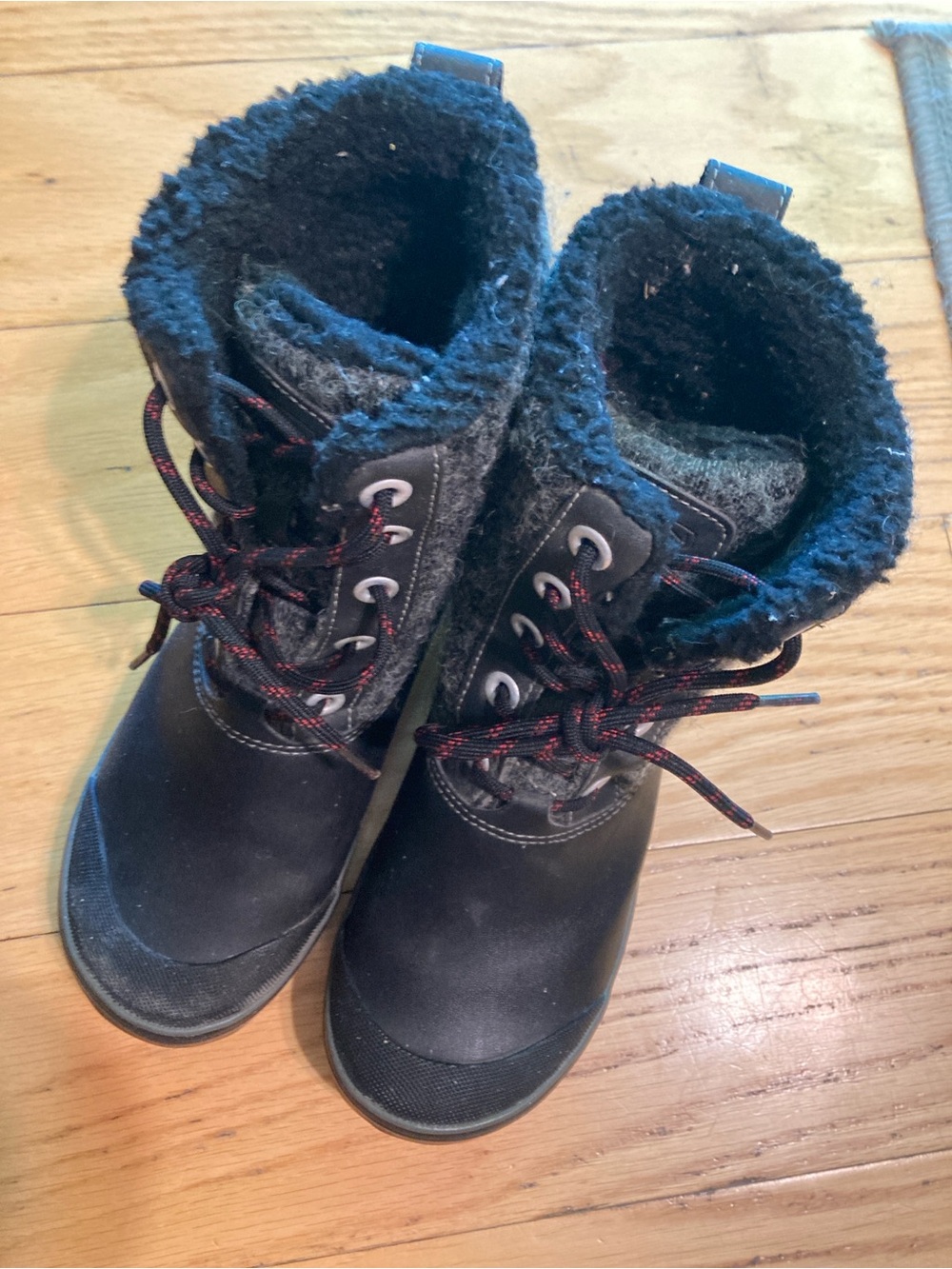 Keen womans Winter Boots tie up cute worn once size 6